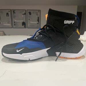 NWOT Nike Air Huarache Gripp Black Indigo
